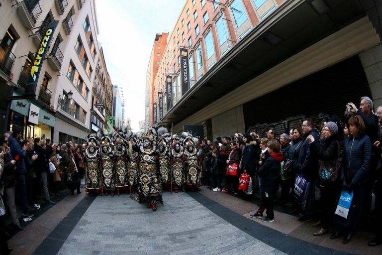 Prop de 1.500 festers i músics de la província han desfilat pel cor de Madrid